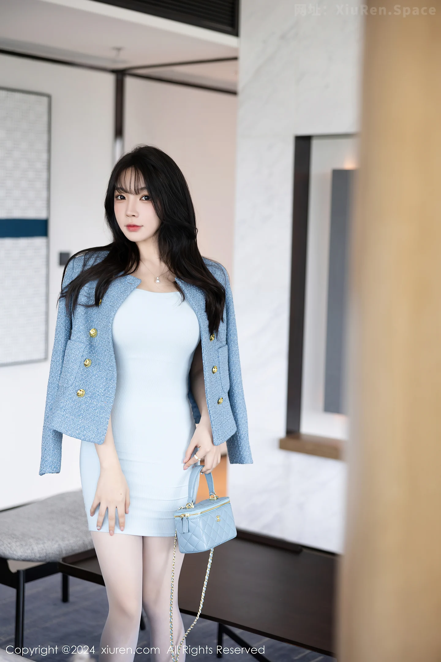 图片[2]-[XiuRen秀人网]VOL.7976 女神徐莉芝Booty淡蓝连衣短裙+白色蕾丝内衣秀曼妙身姿诱惑写真90P-秀人网官方网站